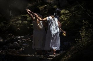 Elisabeth, sa mère et ses deux soeurs cadettes, des personnages de "Foudre"